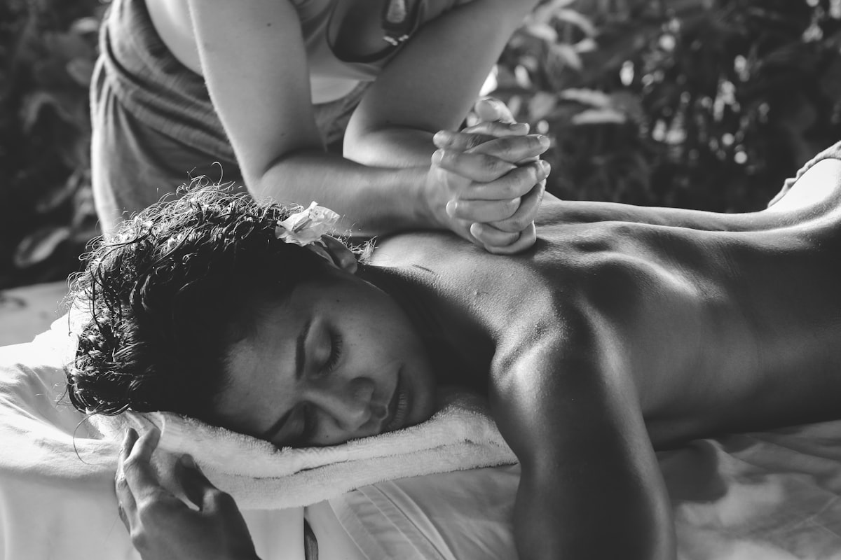 Hot stone massage: warmth that releases